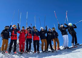 Foto di un gruppo di persone che si divertono con il loro maestro della Scuola di Sci Monte Bianco Courmayeur durante le Lezioni di sci per adulti (dai 13 anni) per tutti i livelli.