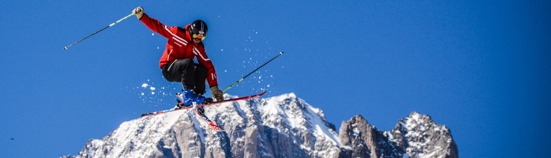 Image of an instructor from the Ski School Monte Bianco on a slope in Courmayeur.