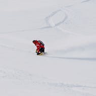 Beeld van een instructeur van de Skischool Monte Bianco Courmayeur tijdens de snowboardles (vanaf 5 jaar) voor alle niveaus.