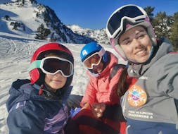 Snowboardkurs für Kinder (6-16 J.) aller Levels - Ganztags mit Ski Life Escuela de Esquí Baqueira.