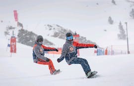 Clases de snowboard para adultos de todos los niveles con Ski Life Escuela de Esquí Baqueira.