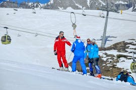 Picture of some people with their instructor from Scuola di Sci Monte Bianco Courmayeur during the Private Ski Lessons for Adults of All Levels.