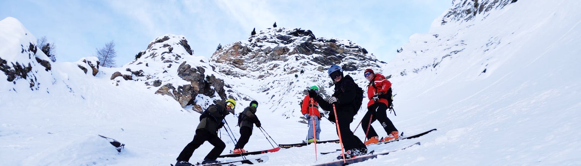 Persone che fanno lezioni private di sci per adulti di tutti i livelli con la Scuola di Sci Monte Bianco Courmayeur.