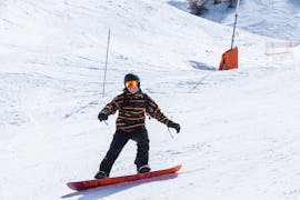 Immagine di un partecipante che si diverte durante le Lezioni private di snowboard per tutte le età e livelli (dai 5 anni) con Scuola di Sci Monte Bianco Courmayeur.