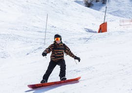 Afbeelding van een deelnemer die geniet van privélessen snowboarden voor kinderen en volwassenen (vanaf 5 jaar) van alle niveaus met skischool Monte Bianco Courmayeur.