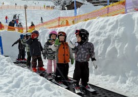 Kids having fun on the converyor belt during their Kids Ski Lessons (from 3 y.) for Beginners with Schneesportschule ON SNOW Feldberg.