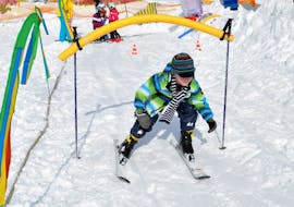 Ein Kind flitzt um die Hindernisse beim Kinder-Skikurs (4-13 J.) für alle Levels mit der Schneesportschule ON SNOW Feldberg