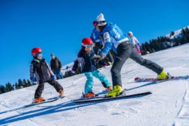 Eine Gruppe von Kindern beim Skifahren während des Kinderskikurses (6-14 J.) für alle Levels - Halbtags mit der Scuola Italiana Sci Folgaria - Serrada.