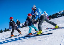 Een groep kinderen die skiën tijdens de Kids Ski Lessen (6-14 jaar) voor alle niveaus - halve dag bij Scuola Italiana Sci Folgaria - Serrada.