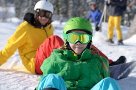 A snowboarder smiles into the camera at the snowboarding course for children (from 7 yrs) & adults of all levels with the snow sports school ON SNOW Feldberg.
