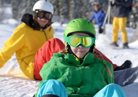Un snowboardeur sourit à la caméra lors du Cours de snowboard Enfants (dès 7 ans) & Adultes pour Tous Niveaux avec l'école de ski ON SNOW Feldberg.