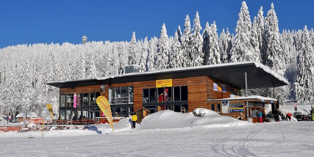 Een foto van de ON SNOW Snow Sports School Feldberg tijdens privé skilessen voor volwassenen van alle niveaus in de winter op een zonnige dag.