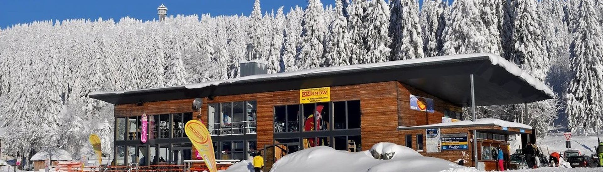 Une photo de l'école de ski ON SNOW Feldberg pendant les Cours particuliers de ski Adultes pour Tous Niveaux en hiver par une journée ensoleillée.