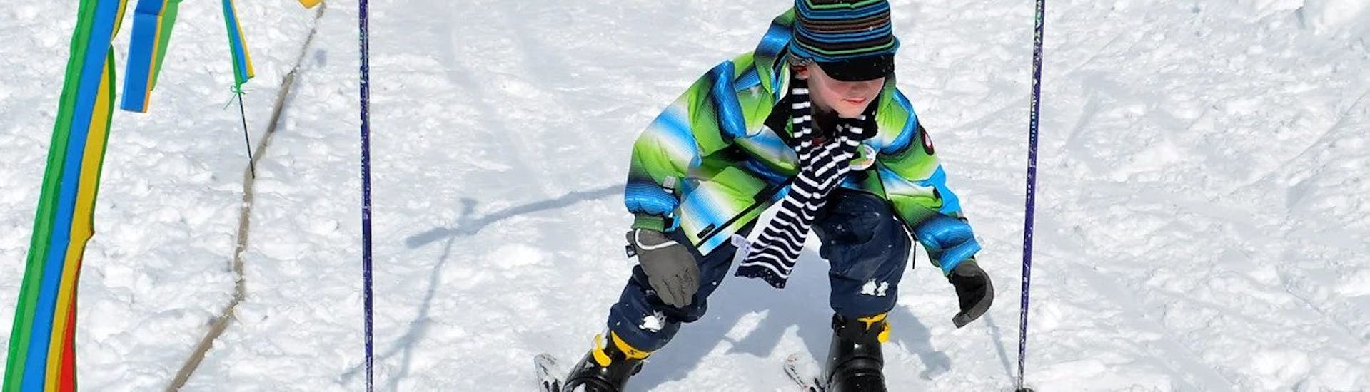 Un enfant passe un obstacle lors de son Cours particulier de ski Enfants (dès 3 ans) pour Tous Niveaux avec l'école de ski ON SNOW Feldberg.