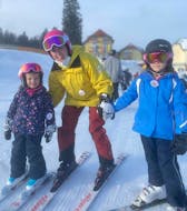 Kinderen hebben plezier met hun skileraar tijdens hun privé-skilessen voor kinderen (vanaf 3 jaar) van alle niveaus bij Schneesportschule ON SNOW Feldberg.