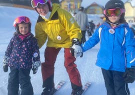 Kinderen hebben plezier met hun skileraar tijdens hun privé-skilessen voor kinderen (vanaf 3 jaar) van alle niveaus bij Schneesportschule ON SNOW Feldberg.