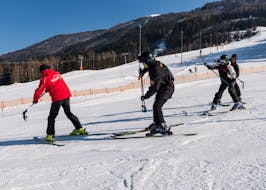 Un hombre está aprendiendo a esquiar en cuña durante las clases de esquí para adultos principiantes, con Skischule Innsbruck.