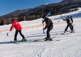 Ein Mann lernt das Skifahren im Schneepflug beim Skikurs für Erwachsene für Anfänger der Skischule Innsbruck.