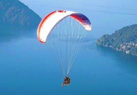 Deux personnes volent en tandem en parapente depuis le Niederbauen - Thermique avec SkyGlide Emmetten-Lucerne.
