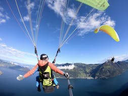 Ein Paraglider über dem See beim Tandem Paragliding vom Niederbauen - Thermik mit SkyGlide Emmetten-Lucerne.