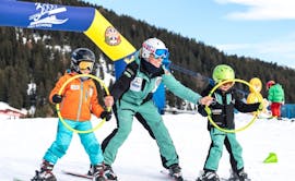 Kinder halten Reifen in den Händen beim Kinder-Skikurs für alle Levels mit Skischule Schlern 3000.