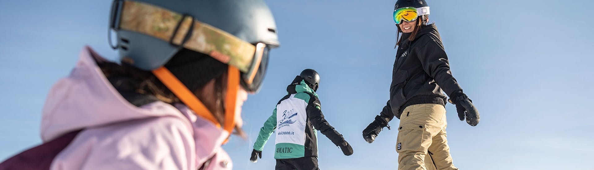 Snowboarders die de piste afdalen tijdens de Snowboardlessen voor kinderen en volwassenen voor alle niveaus met skischool Schlern 3000.
