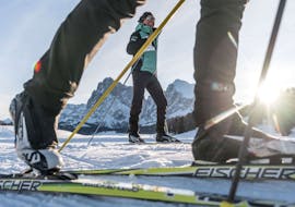 Langlaufskiër loopt op het spoor tijdens de privé langlauflessen voor alle niveaus met skischool Schlern 3000.