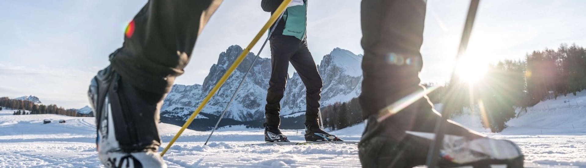 Sciatore di fondo che cammina sulla pista durante le lezioni private di sci di fondo per tutti i livelli con la scuola di sci Schlern 3000.