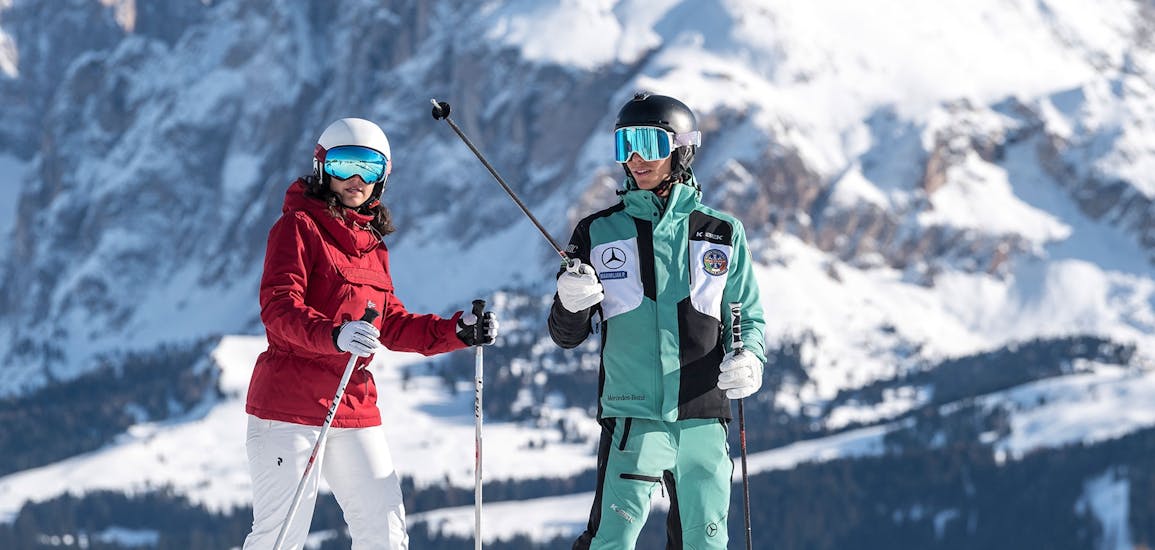 Skileraar geeft uitleg tijdens de privé skilessen voor volwassenen van alle niveaus - Saltria met Skischool Schlern 3000.