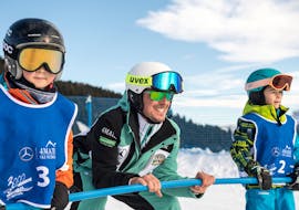 Schüler und Lehrer halten sich bei einer Stange an beim Kinder-Skikurs für alle Levels - Saltria mit Skischule Schlern 3000.