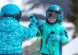 Twee kids high five in de Kids skilessen voor beginners (3-5 j.) met skischool Bergsport JA Oberstdorf.