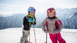 Kinder im Kinder-Skikurs (5-11 y.) für Fortgeschrittene mit der Ski Schule Bergsport JA Oberstdorf haben Spaß im Schnee.