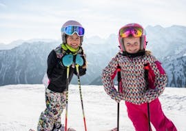 Kinderen in de gevorderde kinderskilessen (5-11 j.) met de Ski Schule Bergsport JA Oberstdorf hebben plezier in de sneeuw.