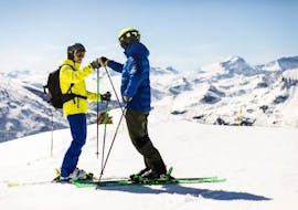 De skileraar en een leerling geven elkaar een high five voordat ze de hellingen op gaan tijdens de privé skilessen voor volwassenen van alle niveaus bij de skischool Bergsport JA Oberstdorf.