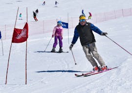 Un adulto scia su una pista durante le Lezioni di sci per adulti (dai 13 anni) per tutti i livelli con Scuola di Sci Marilleva.