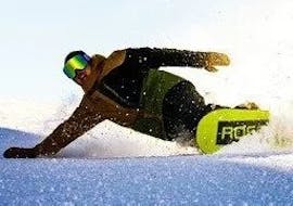 Ein Snowboarder fährt im Neuschnee in Oberstdorf beim Privaten Snowboardkurs für Kinder (ab 3 J.) & Erwachsene aller Levels mit der Skischule Bergsport JA Oberstdorf.