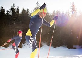 2 deelnemers proberen het langlaufen uit op de privé-langlaufcursus voor alle leeftijden en niveaus bij de skischool Bergsport JA in Oberstdorf.
