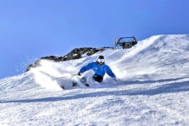 Ein Skifahrer fährt während des privaten Skikurses für Erwachsene bei Freedom Snowsports Mont Blanc einen Hang hinunter.