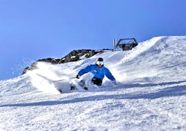 Ein Skifahrer fährt während des privaten Skikurses für Erwachsene bei Freedom Snowsports Mont Blanc einen Hang hinunter.