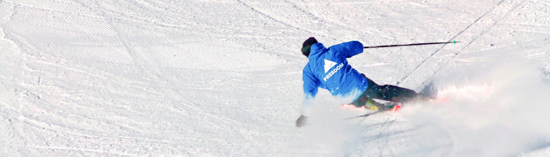 Un esquiador desciende por una pista durante las Clases particulares de esquí para adultos con Freedom Snowsports Mont Blanc.