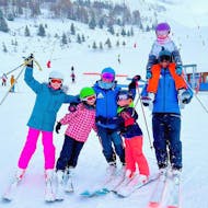 Des enfants prennent une photo à la fin de leur Cours particulier de ski Enfants avec Freedom Snowsports Mont Blanc.