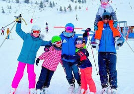 Kinderen maken een foto aan het einde van hun privéskilessen voor kinderen met Freedom Snowsports Mont Blanc.