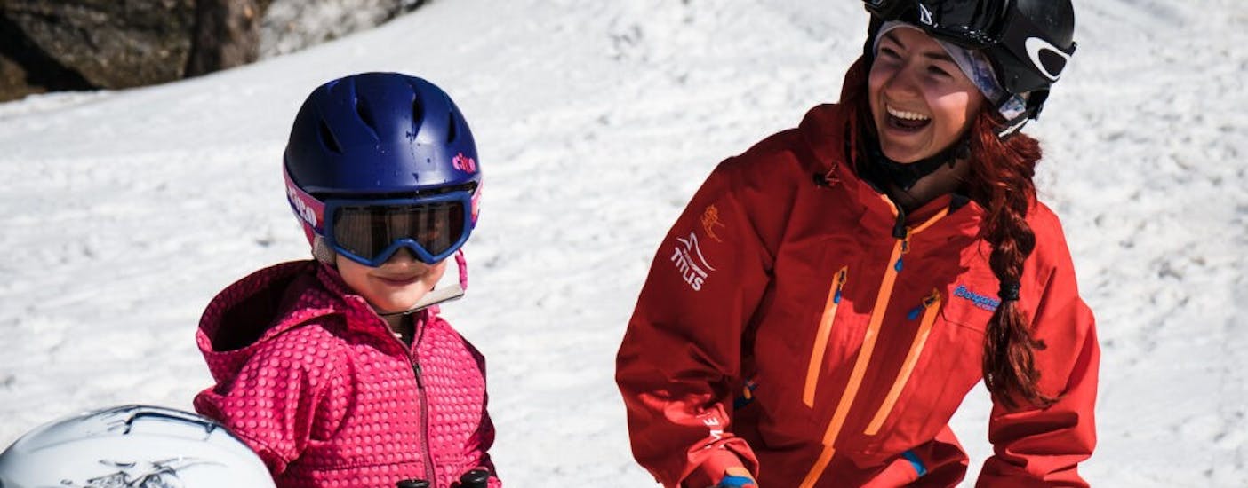 Kind lächelt auf der Piste während des Kinder-Skikurs für alle Levels mit Prime Mountain Sports Engelberg.