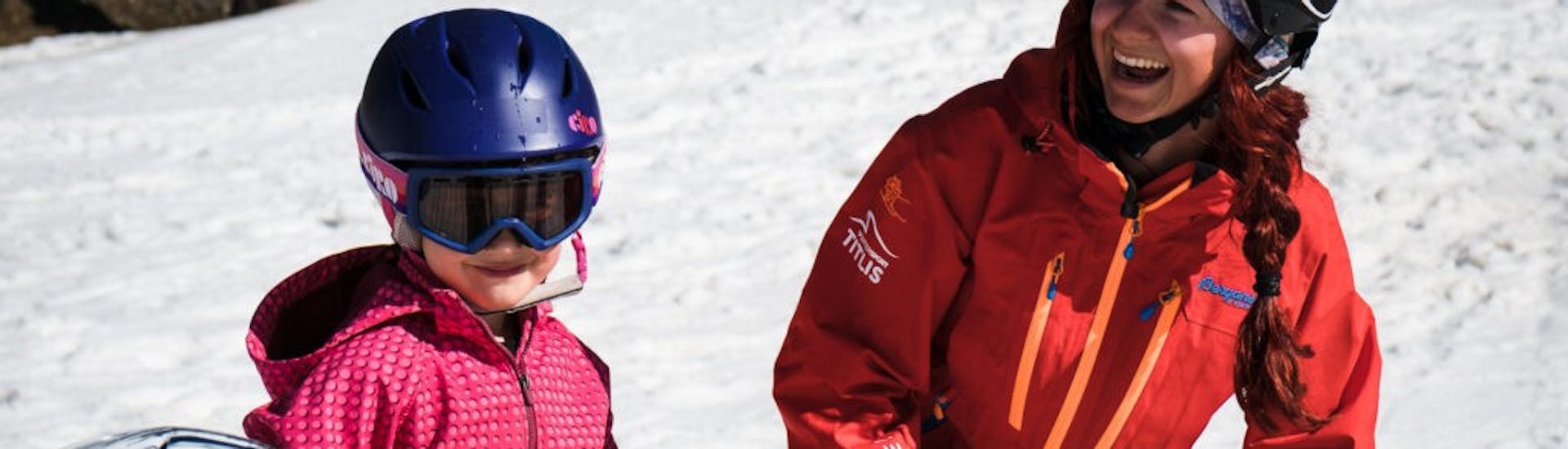 Kind lächelt auf der Piste während des Kinder-Skikurs für alle Levels mit Prime Mountain Sports Engelberg.
