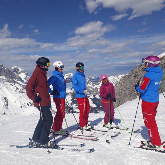 Erwachsene Skigruppe in der Reihe aufgestellt während des Skikurs für Erwachsene für aller Levels mit Prime Mountain Sports Engelberg.
