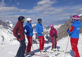 Erwachsene Skigruppe in der Reihe aufgestellt während des Skikurs für Erwachsene für aller Levels mit Prime Mountain Sports Engelberg.
