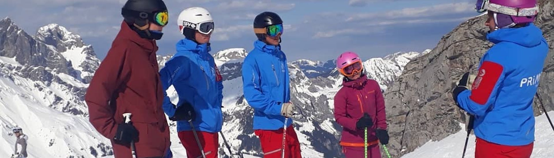 Clases de esquí para adultos a partir de 17 años para todos los niveles.