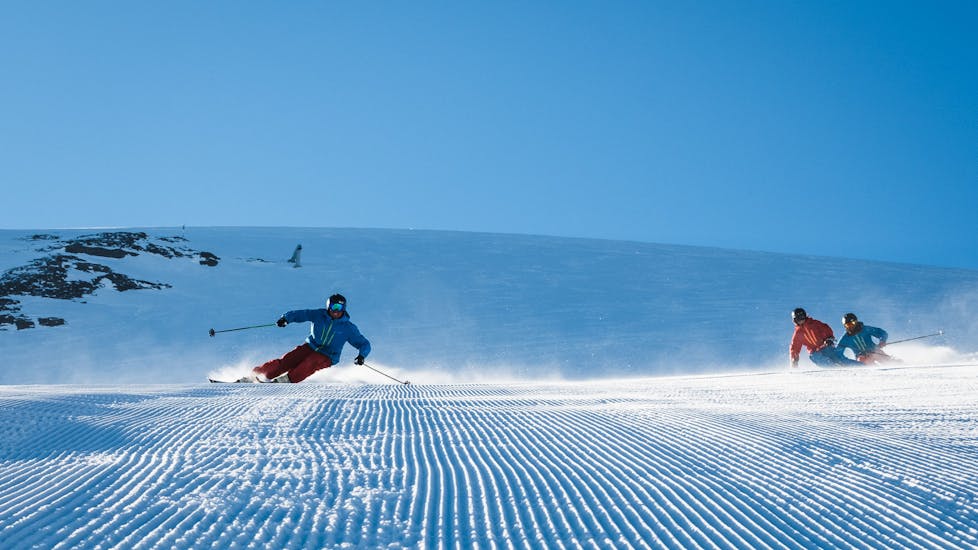 Skilehrer am carven auf der Piste während Privater Skikurs für Erwachsene aller Levels mit Prime Mountain Sports Engelberg.