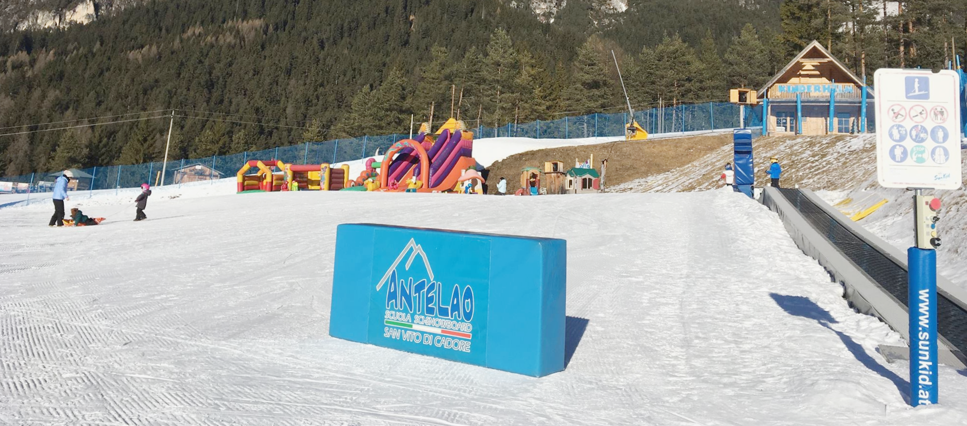 Het kindergebied waar de Kids Ski Lessen (4-6 j.) voor Beginners met Scuola Sci Antelao San Vito di Cadore plaatsvinden.