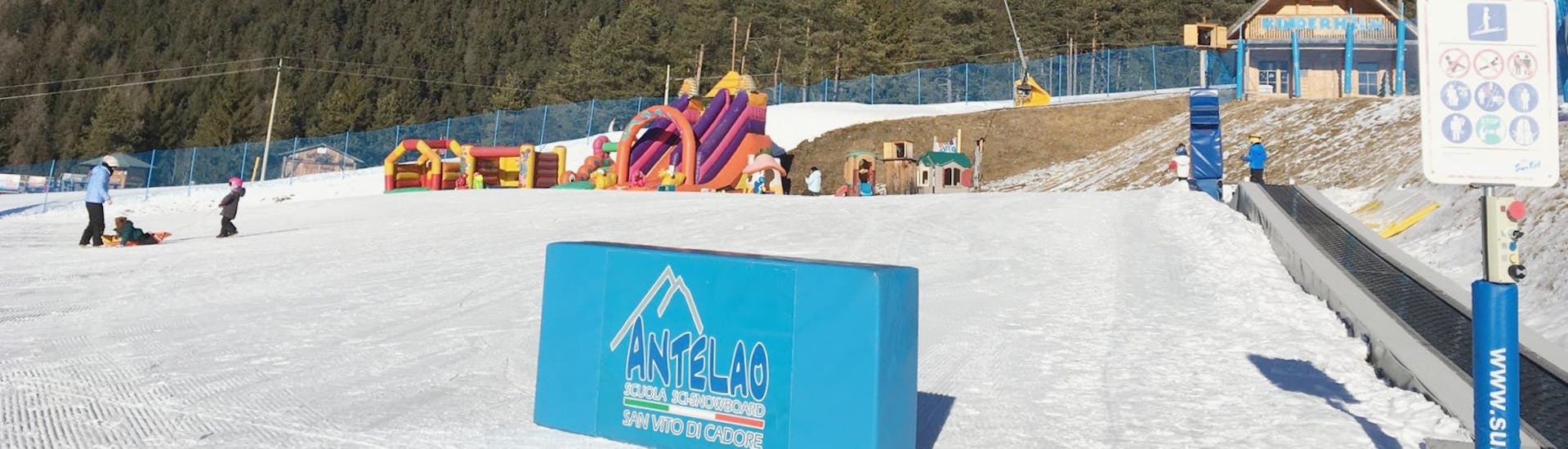 Het kindergebied waar de Kids Ski Lessen (4-6 j.) voor Beginners met Scuola Sci Antelao San Vito di Cadore plaatsvinden.